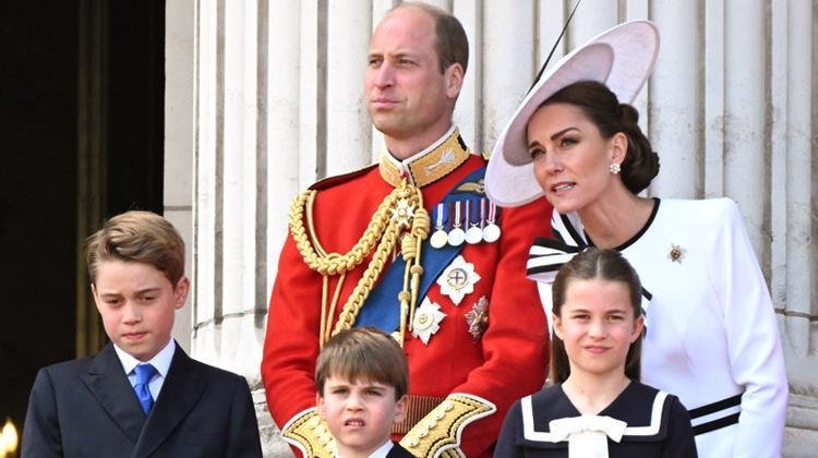 O an görenler donup kaldı: Pistin ortasında el ele tutuştular ve birdenbire dansa başladılar