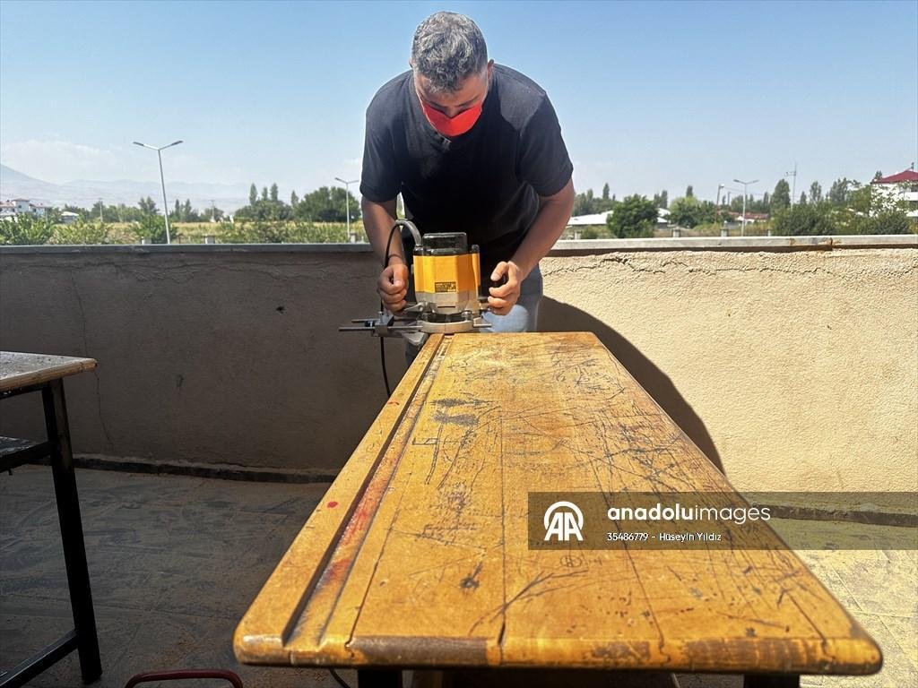 Okul müdürünün makinesiyle sınıf sıraları parladı