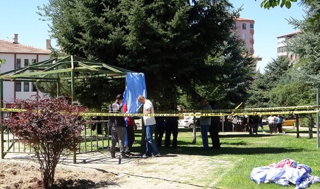 Parkta kaygı dolu anlar: Kendisini kamelyaya astı