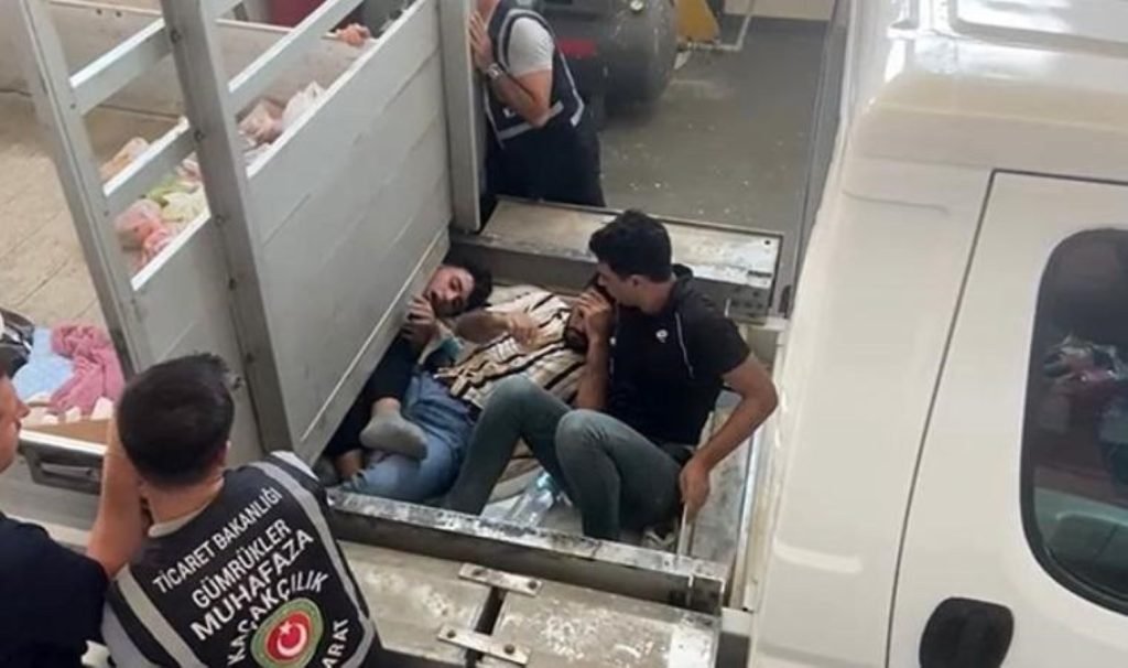 Şeytanın bile aklına gelmez!: Sığınmacıları kamyonet kasasındaki özel bölmede kaçırıyorlardı