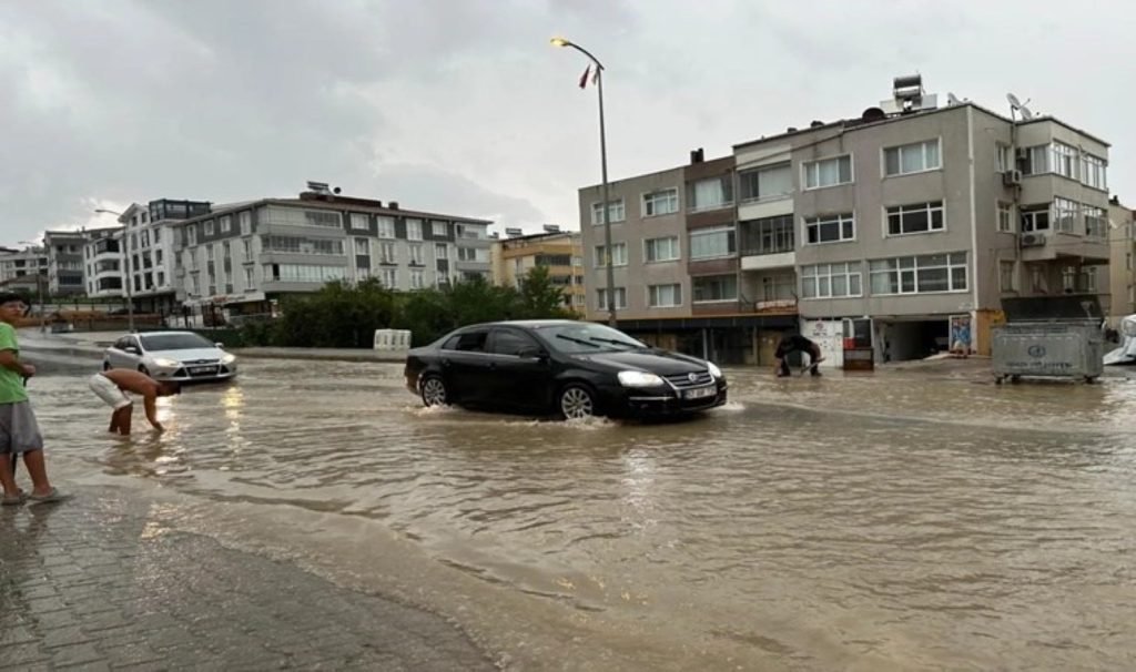Sinop’taki sağanakta 87 evde hasar oluştu