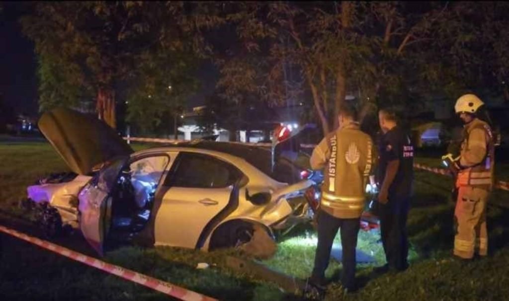 Suratını alamayan araç ağaca çarptı: Yaralılar var!