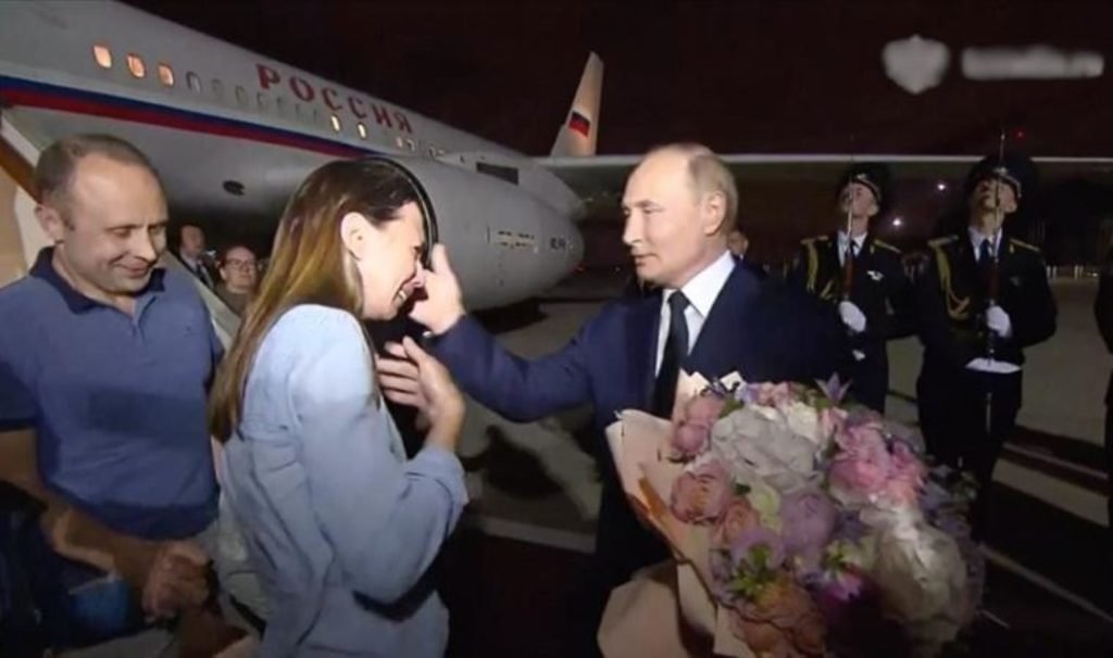 Takas operasyonu Ankara’da gerçekleştirildi: Putin, Rusya’ya dönenleri havalimanında karşıladı