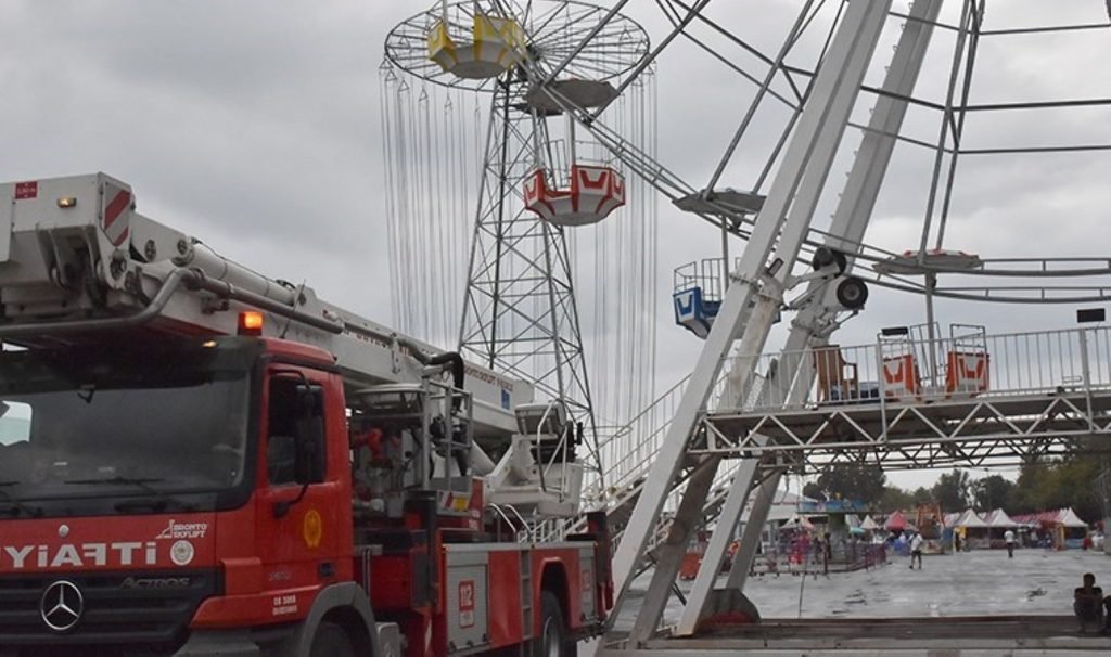 Trabzon’da dönme dolapta mahsur kalan 20 kişi kurtarıldı