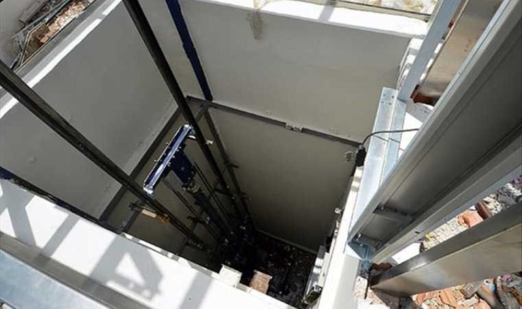 Üç ayda yedi personelin asansör boşluğuna düşerek hayatını yitirmesine uzmanlar dikkat çekti