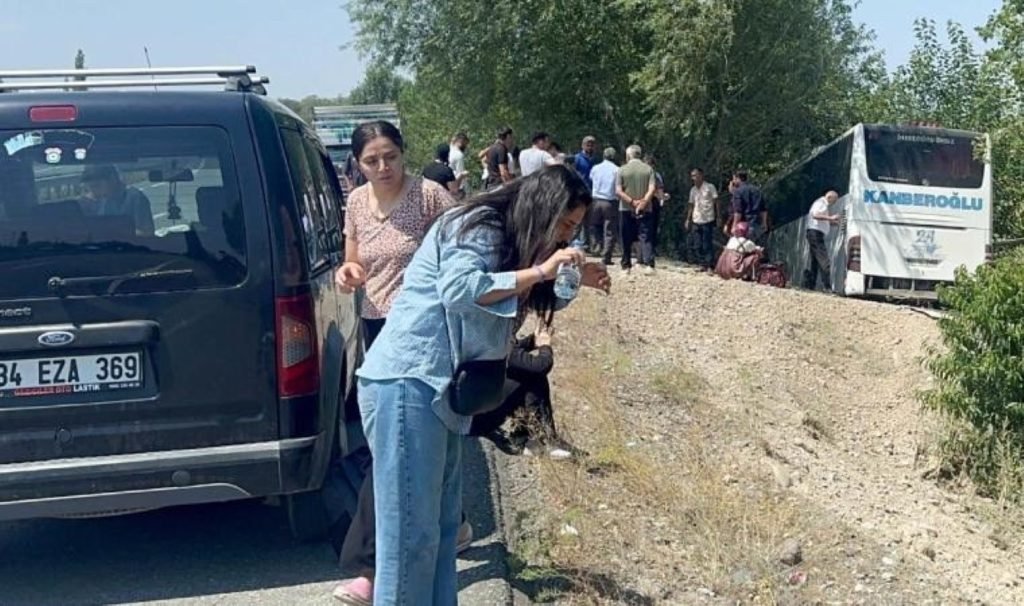 Yolcu otobüsü, mısır tarlasına girdi; 2’si ağır 14 yaralı