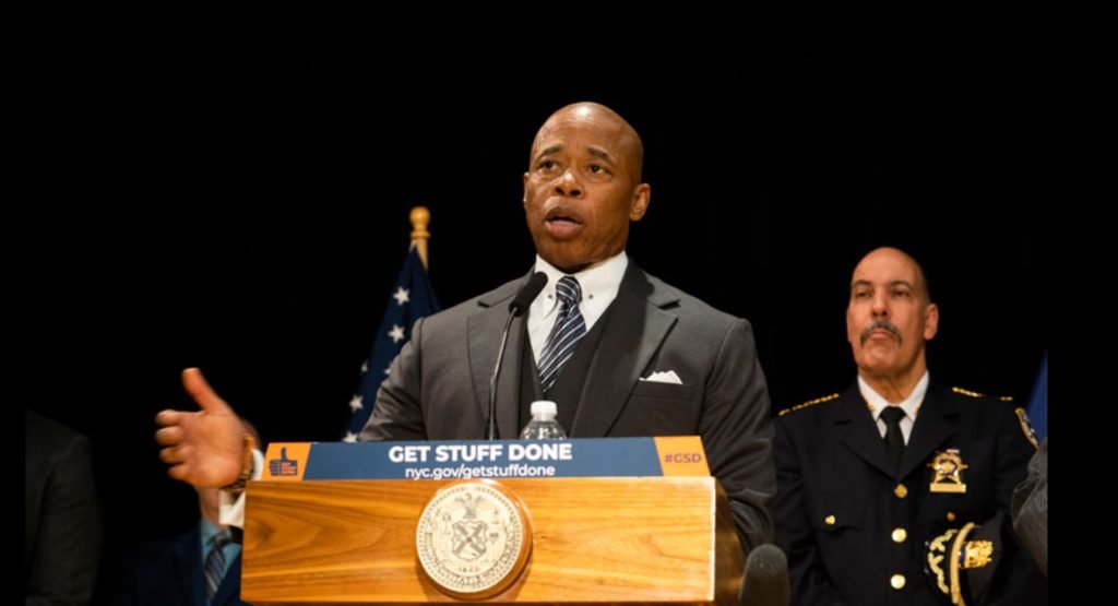 Krizin ortasındaki başkan Eric Adams