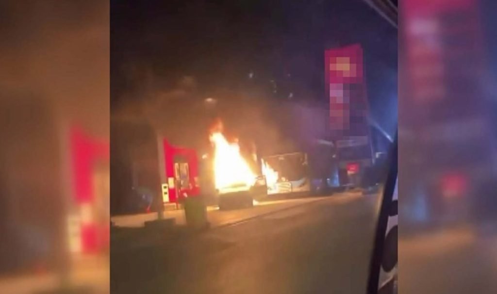 Akaryakıt istasyonunda panik anları: Araba alev alev yandı!