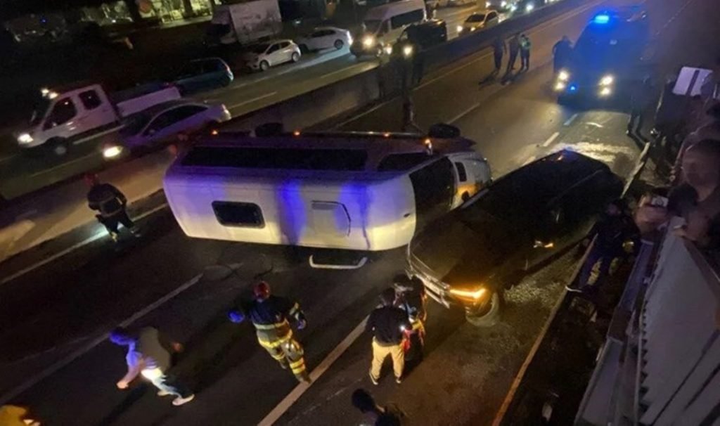 Araba ile çarpışan servis minibüsü devrildi: 7 yaralı