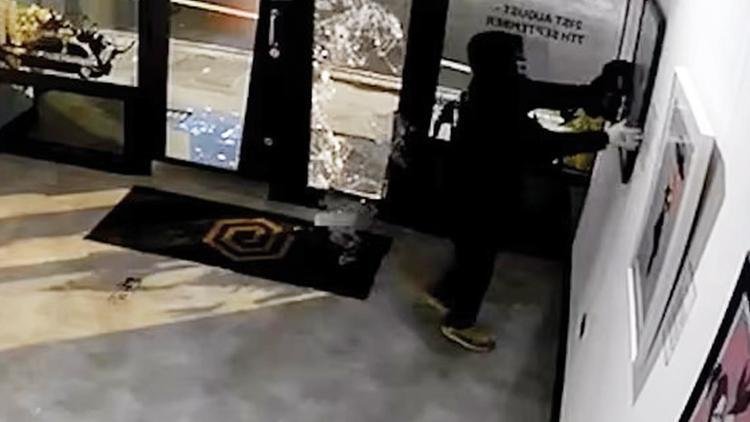 Banksy’nin çalınan yapıtı bulundu… ‘Kırmızı Balonlu Kız’ galeriye dönüyor