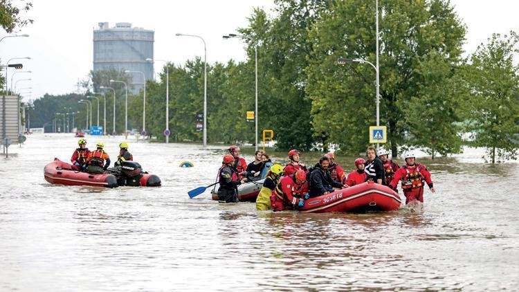 Çok buharlaşma felaket getirdi: Akdeniz ve Karadeniz Avrupa’yı sele boğdu