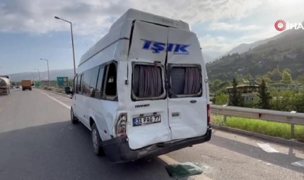 İşçi servisi tankerle çarpıştı: 11 yaralı