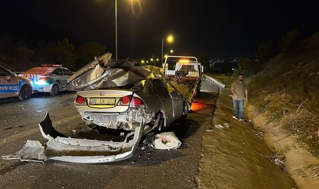 İzmir’de feci vefat: Direksiyon hakimiyetini kaybetti, arabadan fırladı!