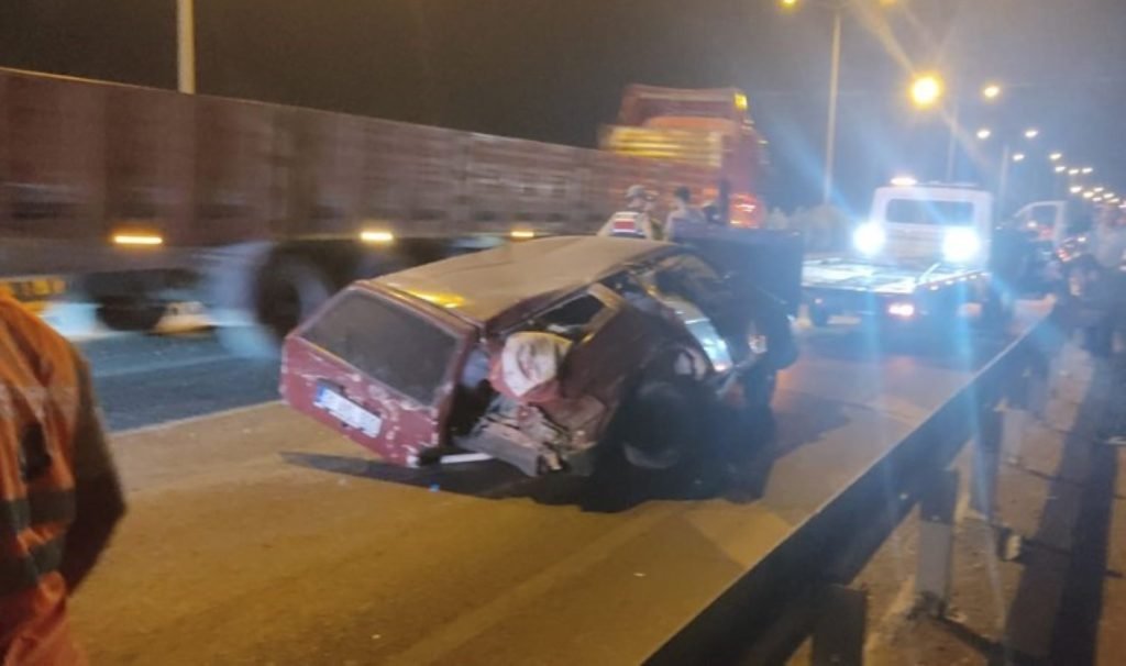 Kazada hurdaya dönen Tofaş’ın sürücüsü yaralandı