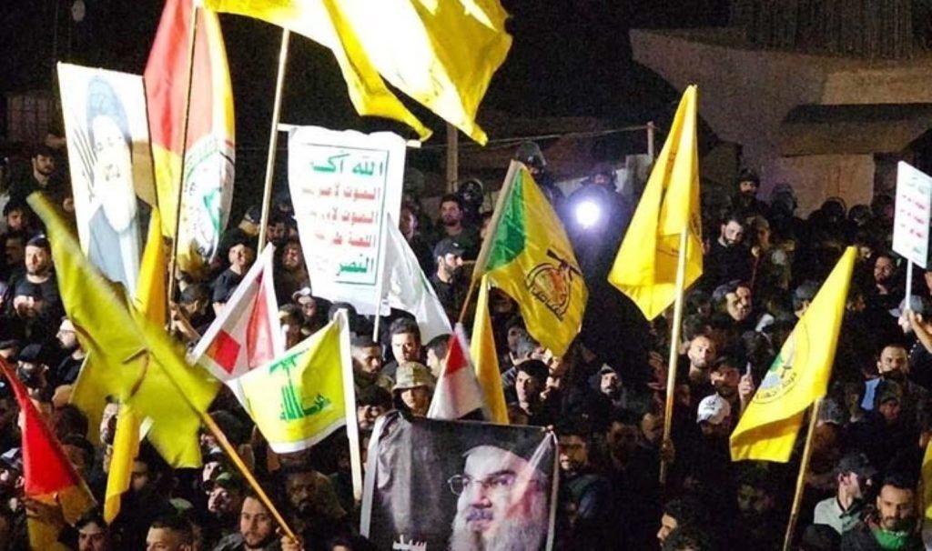 Nasrallah’ın öldürülmesi Bağdat’ta protesto ediliyor: ABD Büyükelçiliği önünde gerilim!