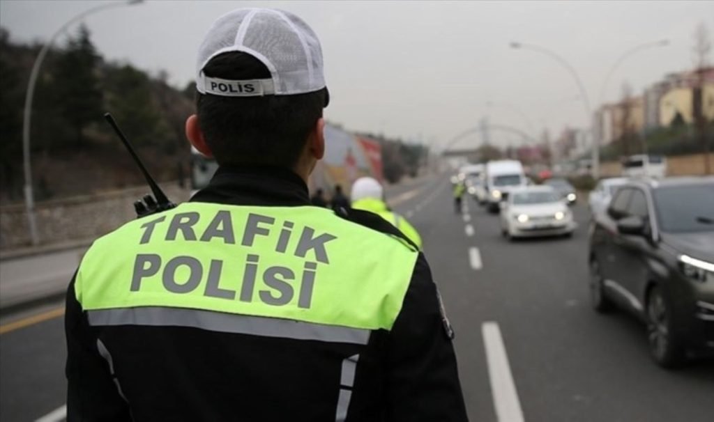 Trafikte kaygı dolu anlar: Otobüs sürücüsü, araba şoförüne bıçakla saldırdı