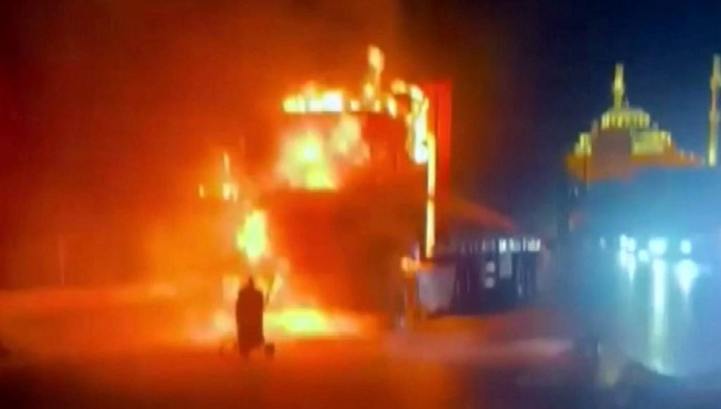 Beylikdüzü’nde park halindeki TIR alev alev yandı