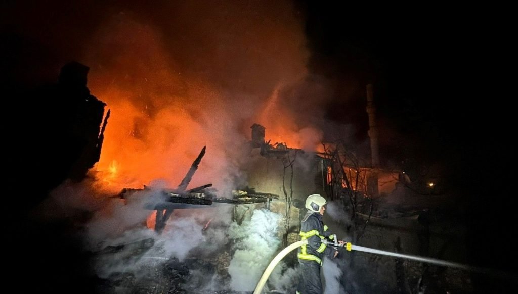 Burdur’da çıkan yangında 2 ev kül oldu