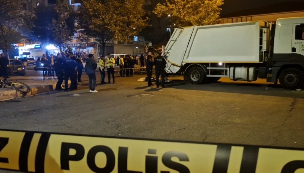 Çöp kamyonunun çarptığı anne öldü, oğlu ağır yaralandı