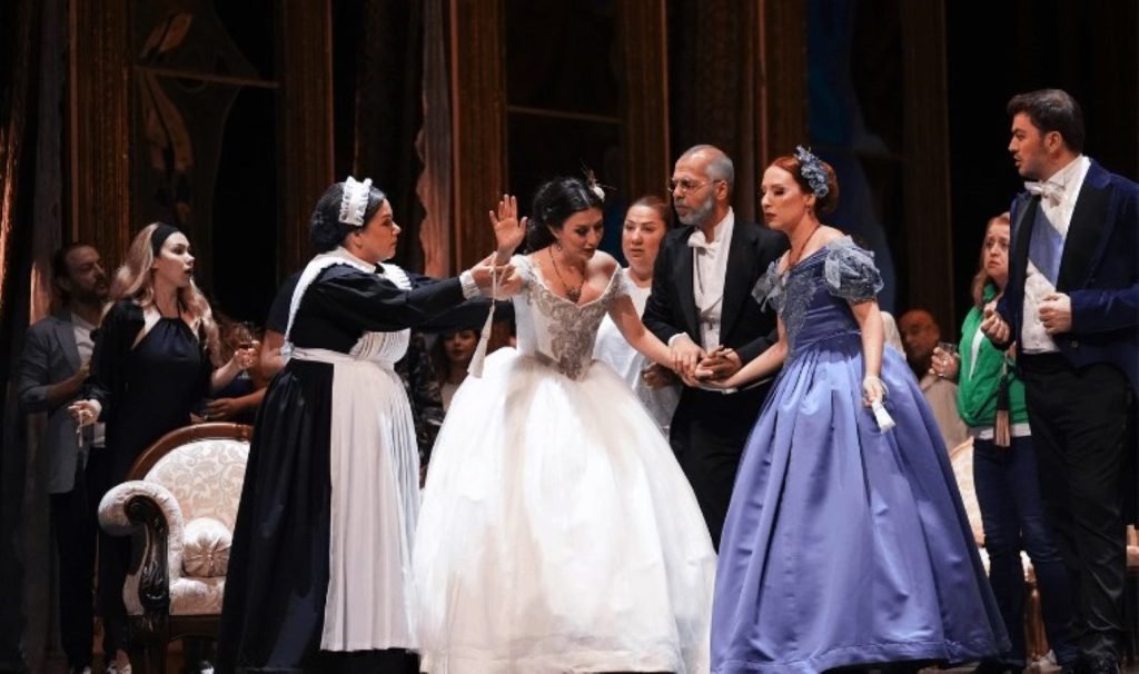 İzmir Devlet Opera ve Balesi ‘La Traviata’ operasıyla seyirciyi selamlayacak