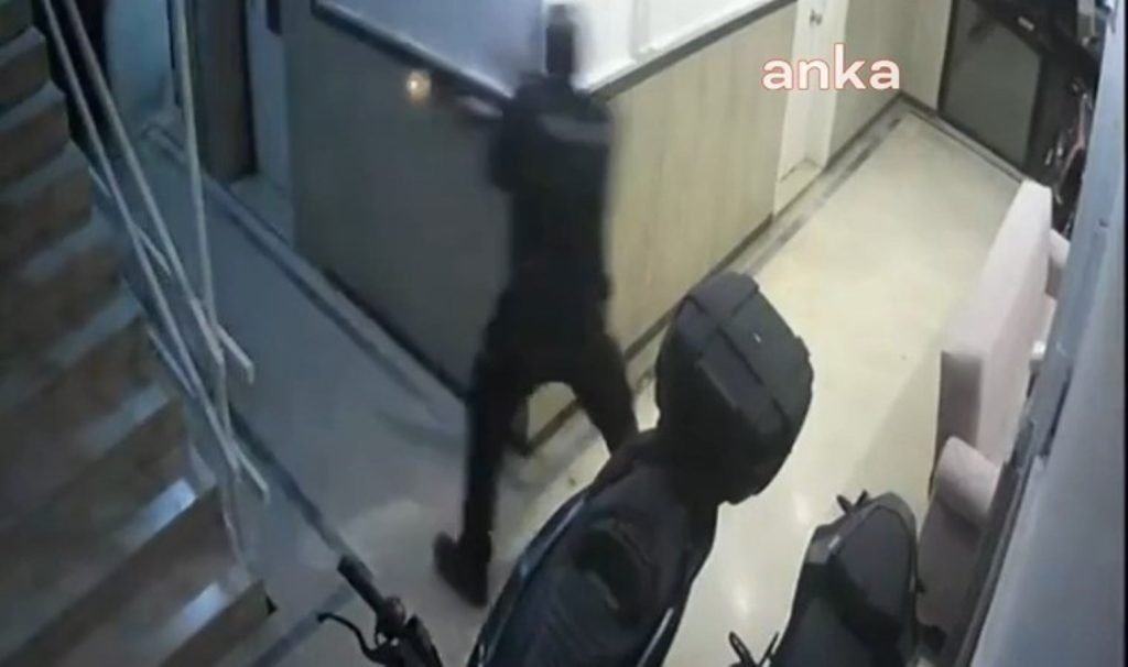 Polise bir saldırı daha: Evdekiler ateş açtı!