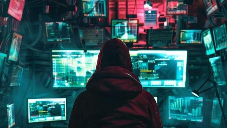 ‘Süper polis’ siber çete kurdu: Ünlü isimleri maksat aldı