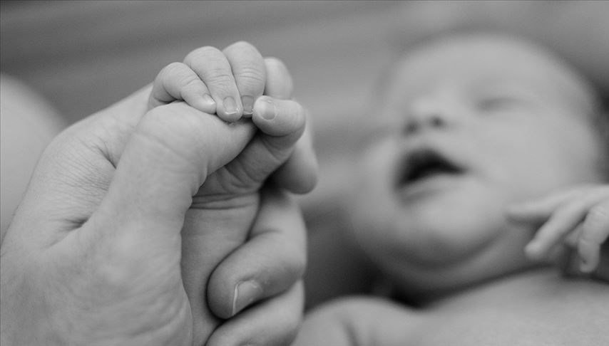 Yeni doğmuş bebeği havaalanında klozete bırakıp Türkiye’den kaçmaya çalıştılar