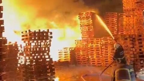 Adana’da palet imalathanesinde yangın