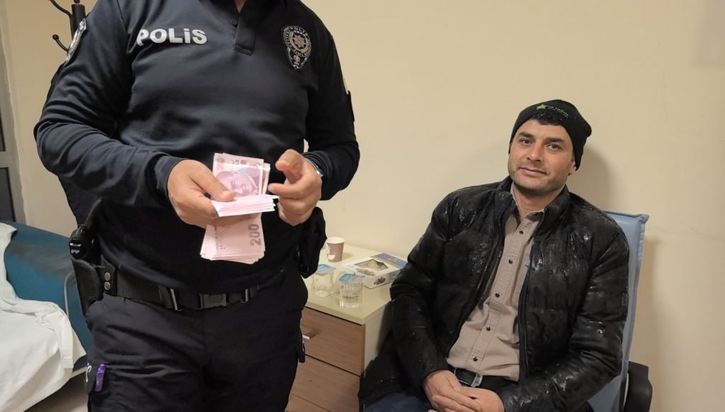 ATM’de unutulan parayı polise teslim etti