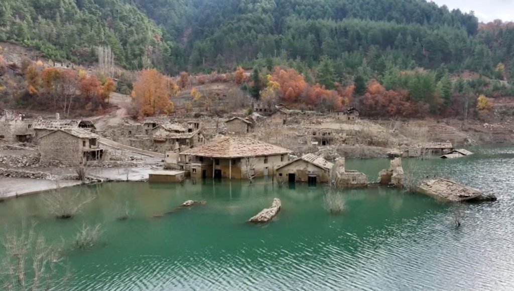 Baraj suları çekildi “batık köy” Darıbükü ortaya çıktı