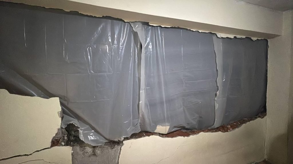 Bitişik binası yıkılan apartman duvarsız kaldı: ‘Sizin binayı yapan müteahhit buraya duvar örmemiş’