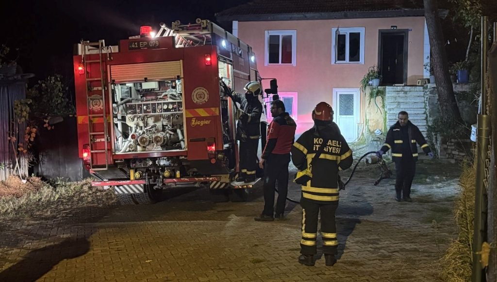 Kocaeli’de evinde yangın çıkan kadın dumandan etkilendi