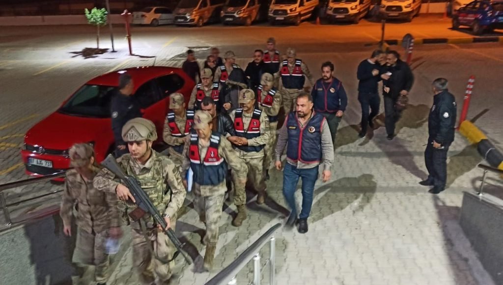 Anne ve 3 çocuğunun öldüğü olayda iki kişiye tutuklama