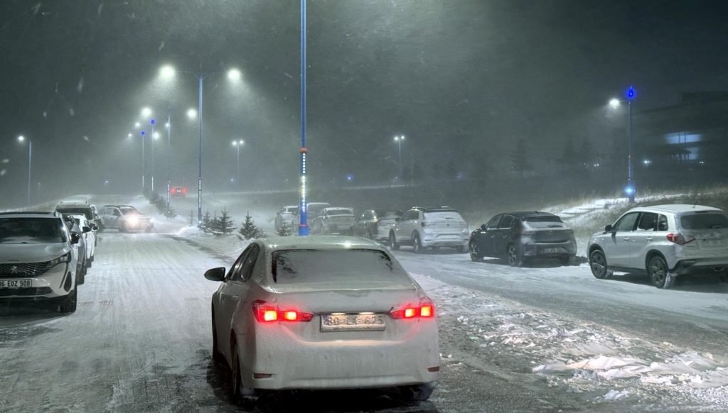 Ardahan’da karda mahsur kalan 16 kişi kurtarıldı