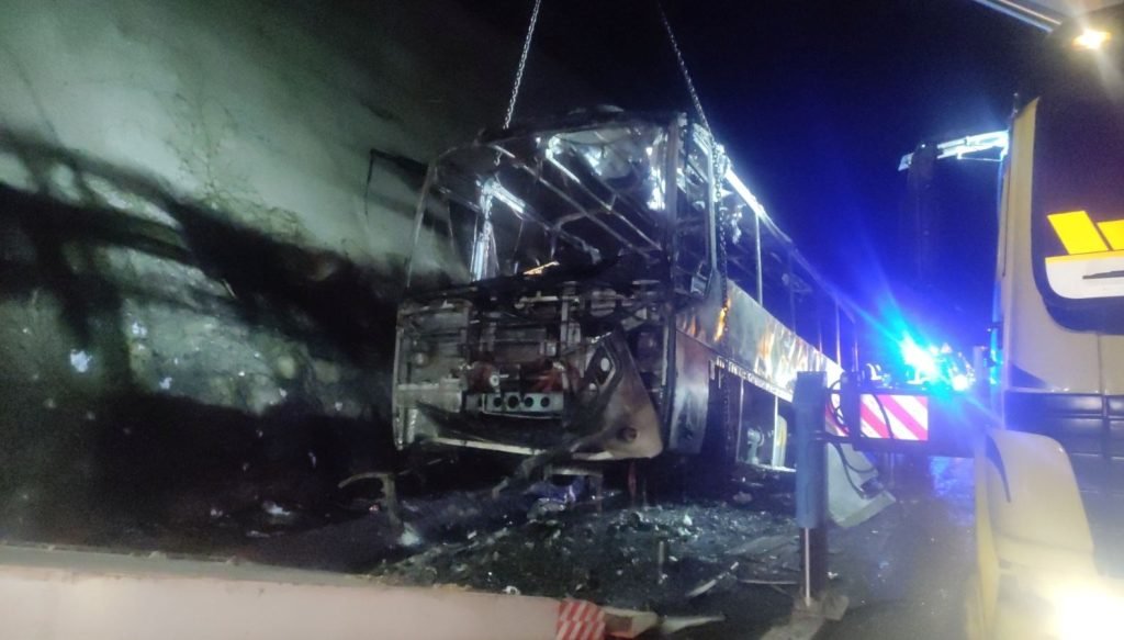 Bursa’da 35 turisti taşıyan midibüs alev alev yandı