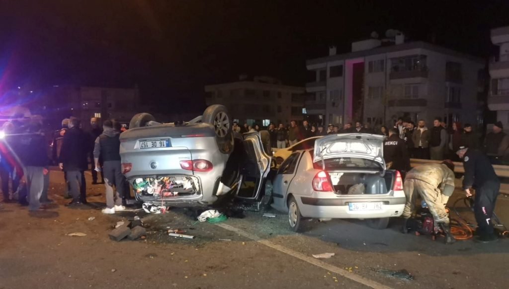 Bursa’da iki araç kafa kafaya çarpıştı: Bir kişi öldü, üç kişi yaralandı