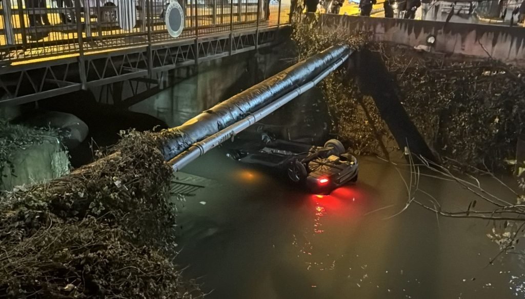 Düzce’de dereye yuvarlanan otomobildeki 2 kişi yaralandı