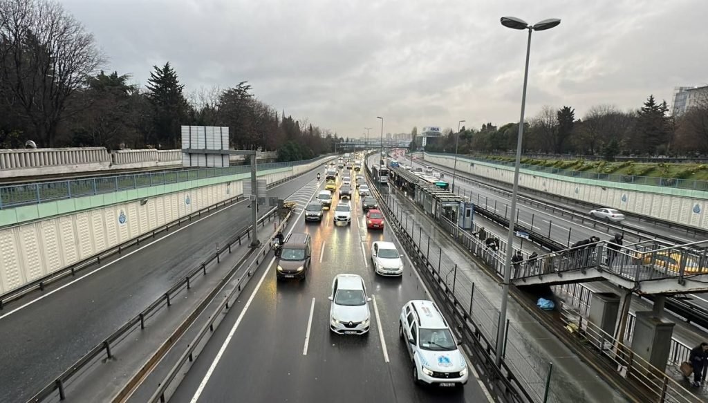 İstanbul’daki yağmur trafiği kitledi
