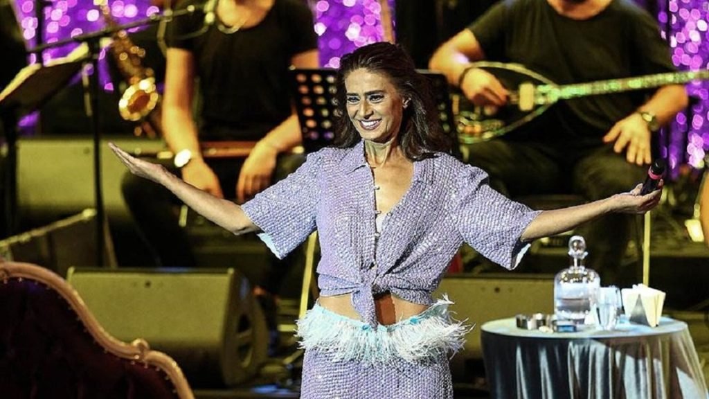 Safiye Soyman’ın filtre kurbanı olan bu kez Yıldız Tilbe oldu, fotoğrafa yorum yaptı: ‘Göz bebeklerimiz de gerilmiş’