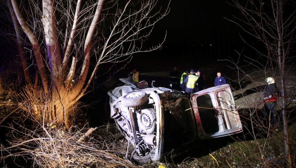 Tokat’ta ağaca çarpan ticari araç devrildi: Üç kişi öldü