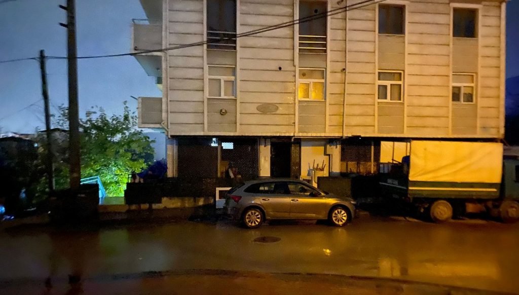 Yanında çalışan kişiyi bıçakla öldürdü