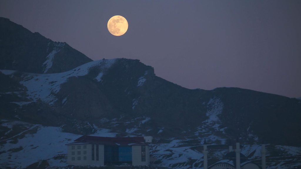2025’in ilk dolunayı gökyüzünü aydınlattı: ‘Kurt Ay’ büyüledi