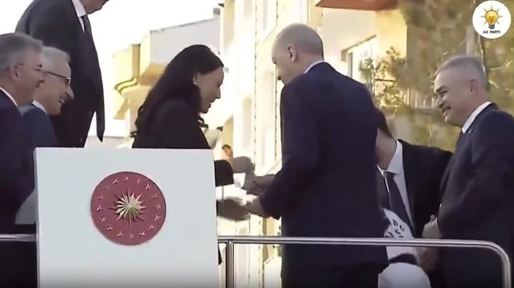 Aydın Milletvekili Sarıbaş, Cumhurbaşkanı Erdoğan’ın elini öptü: 200 TL harçlık aldı