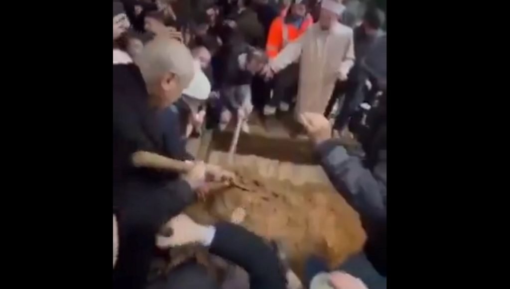 Devlet Bahçeli, Ferdi Tayfur’un mezarına toprak attı