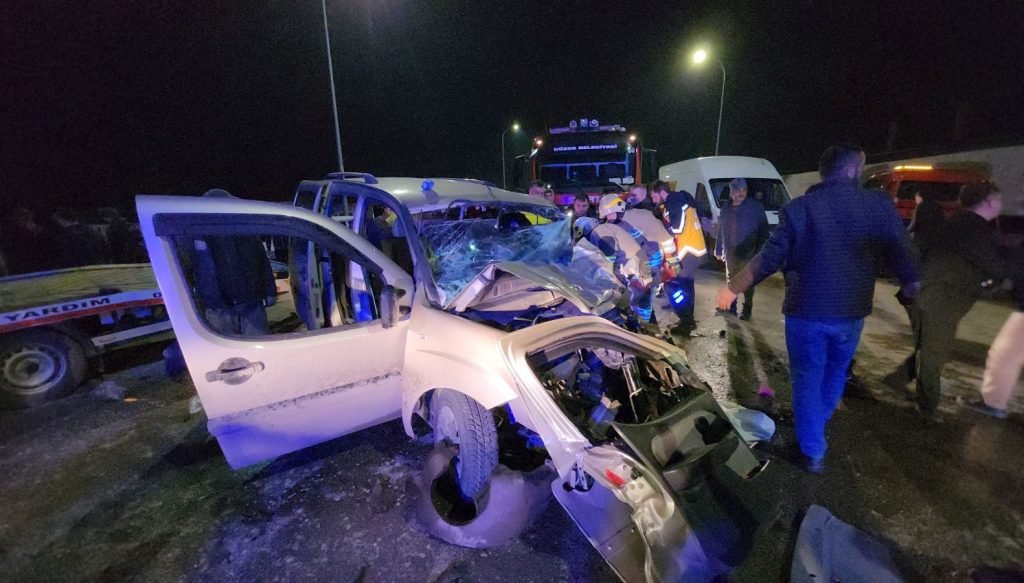 Düzce’de 3 araç kazaya karıştı: 7 yaralı