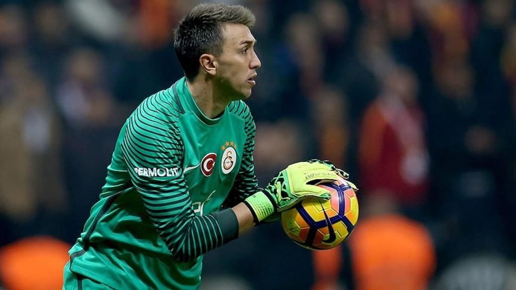 Galatasaray Kaptanı Muslera ‘bitti işareti’ yaptı: Takımdan ayrılıyor mu?