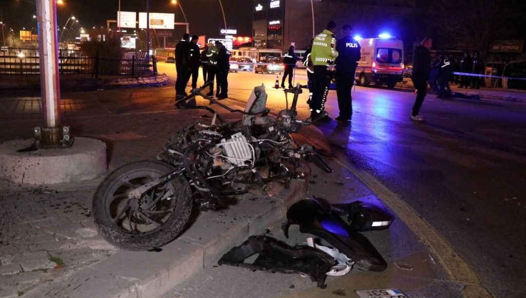 Genç motokuryenin acı sonu: Metrelerce savruldu