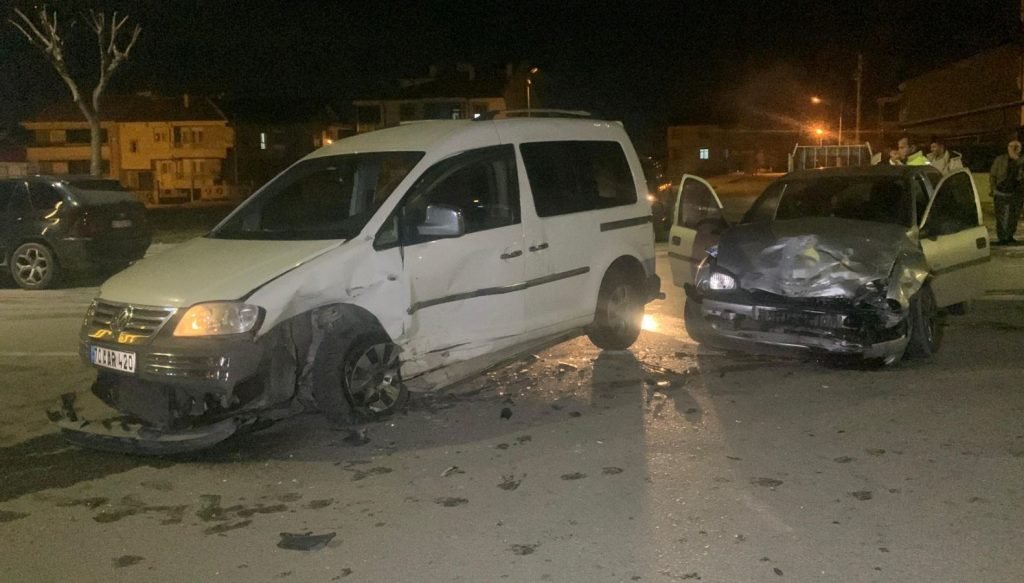 Karaman’da hafif ticari araçla otomobil çarpıştı: 3 yaralı