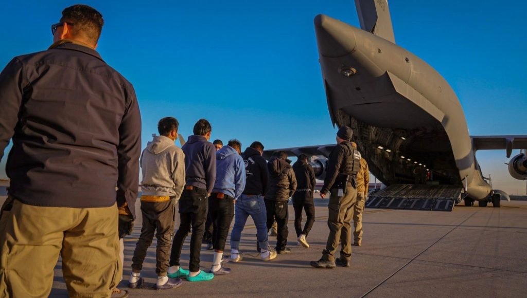 Kolombiya 160 göçmeni taşıyan 2 ABD uçağını geri gönderdi: Trump’tan zehir zemberek açıklamalar