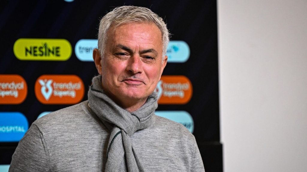 Mourinho basın toplantısına geç kaldığı için özür diledi: ‘Affedersiniz, kebap çok iyiydi’